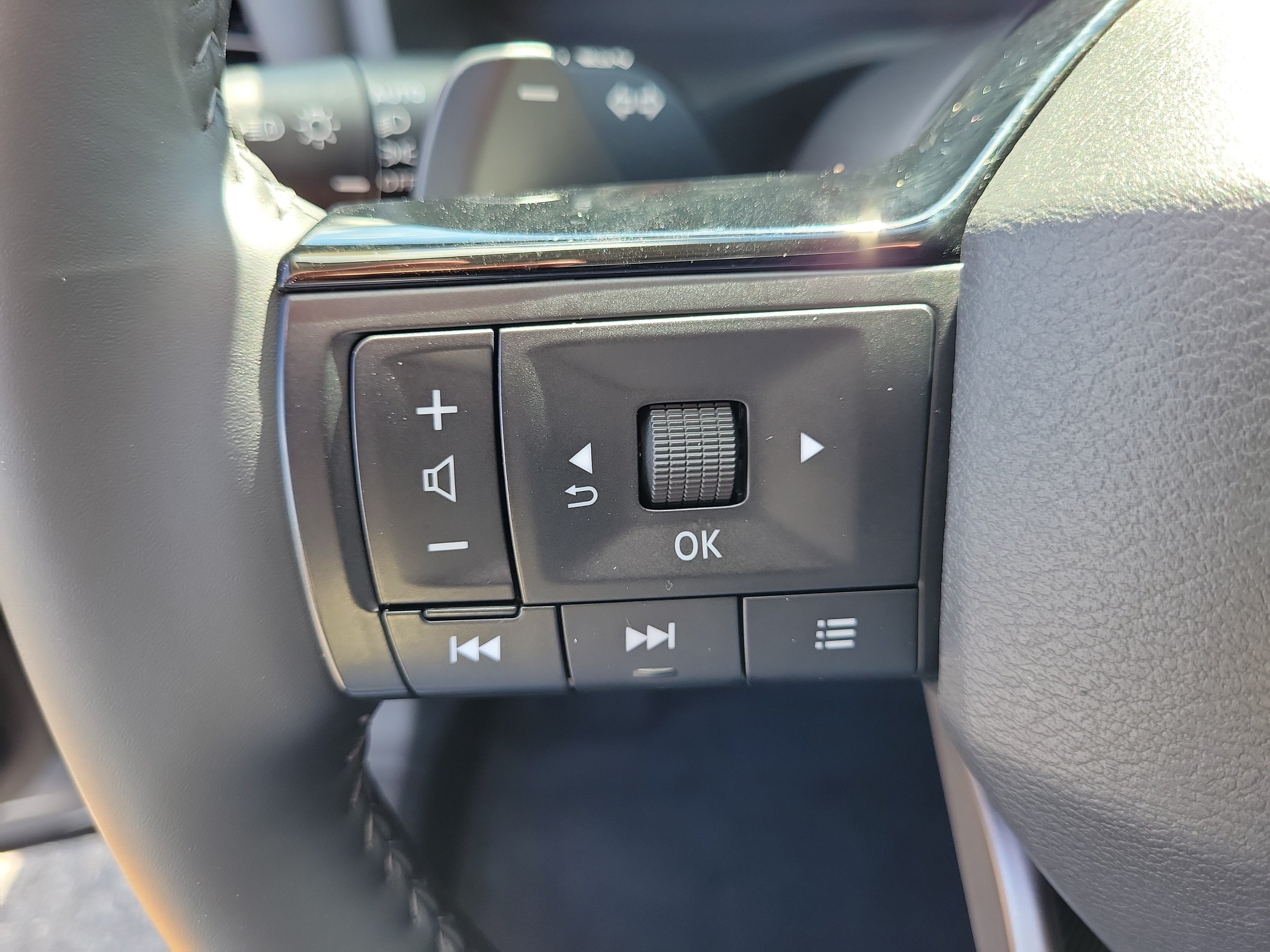 Certified 2025 Nissan Rogue SL FWD image 18