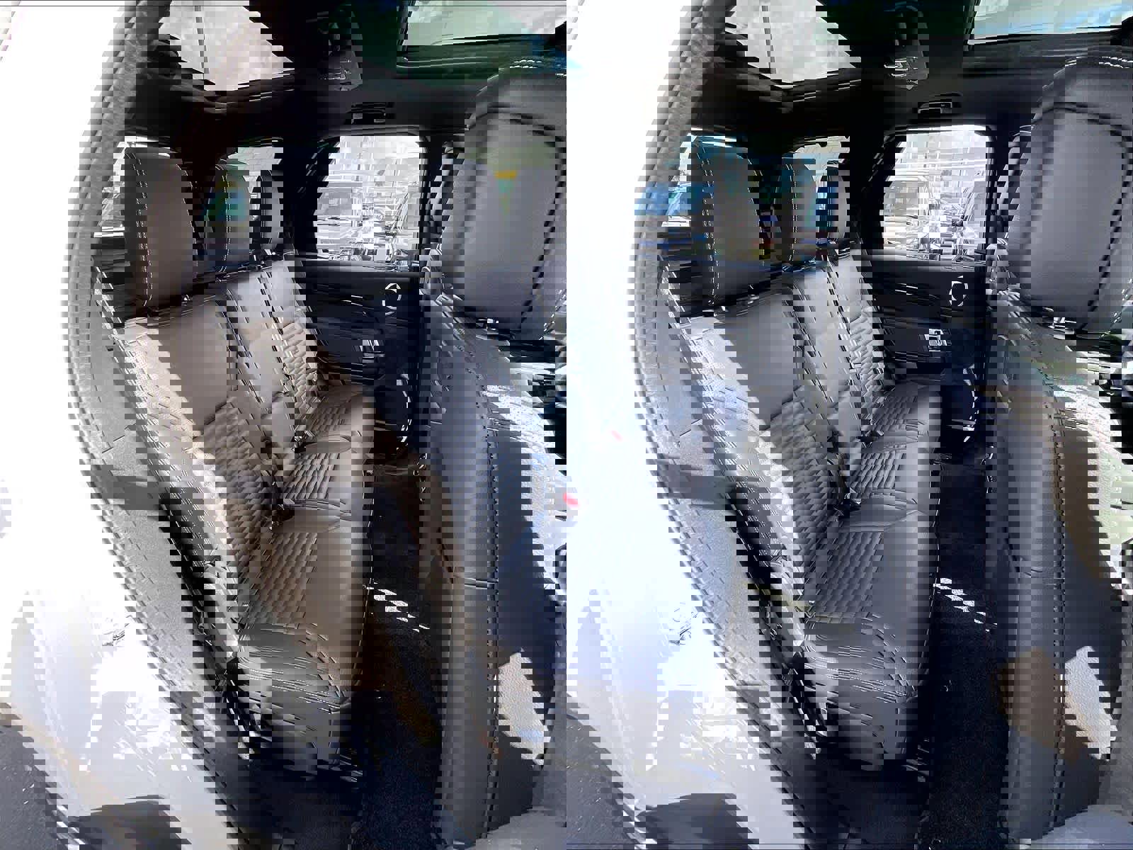 Used 2025 Land Rover Discovery S image 28