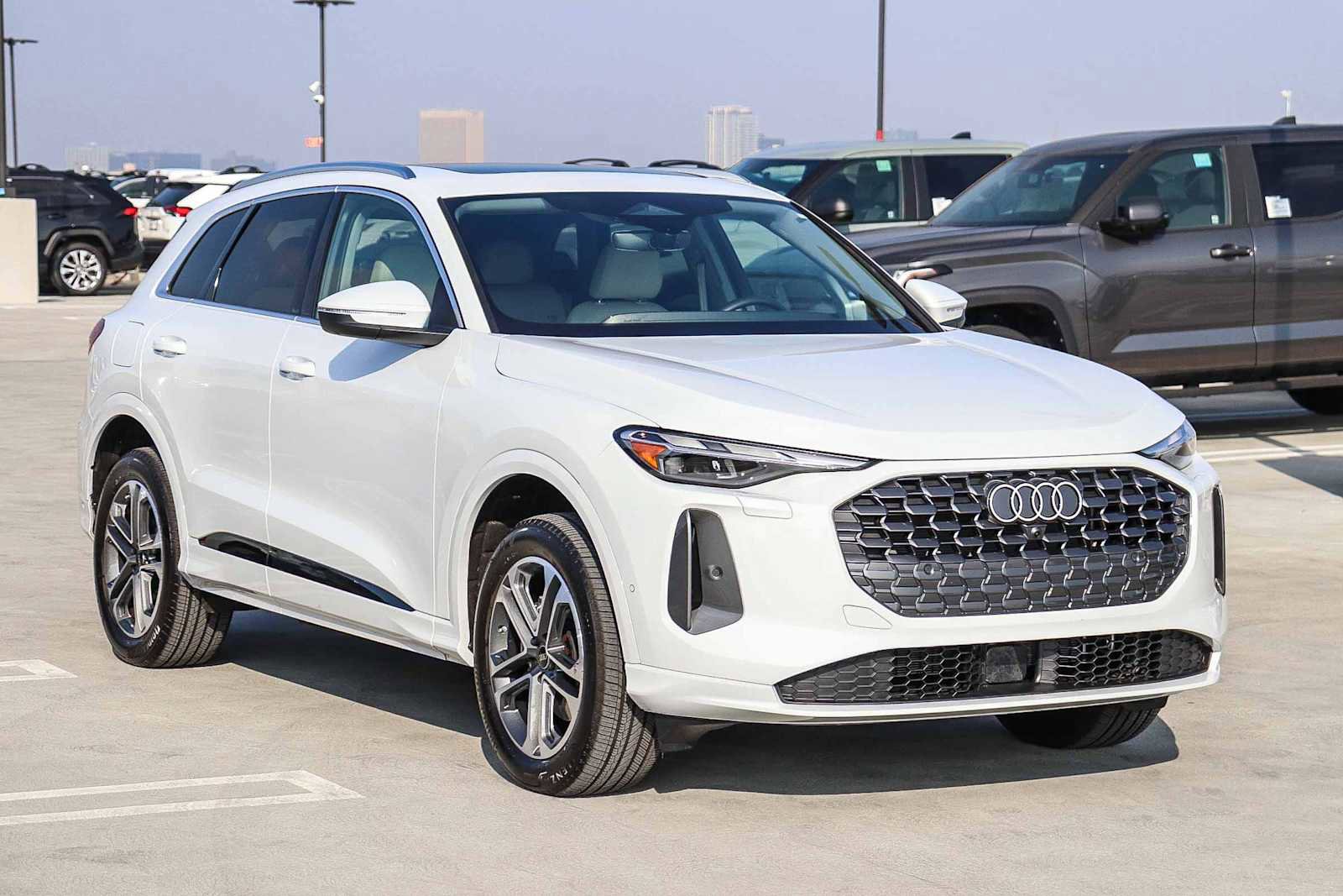 Used 2025 Audi Q5 Premium w/ Convenience Package image 3