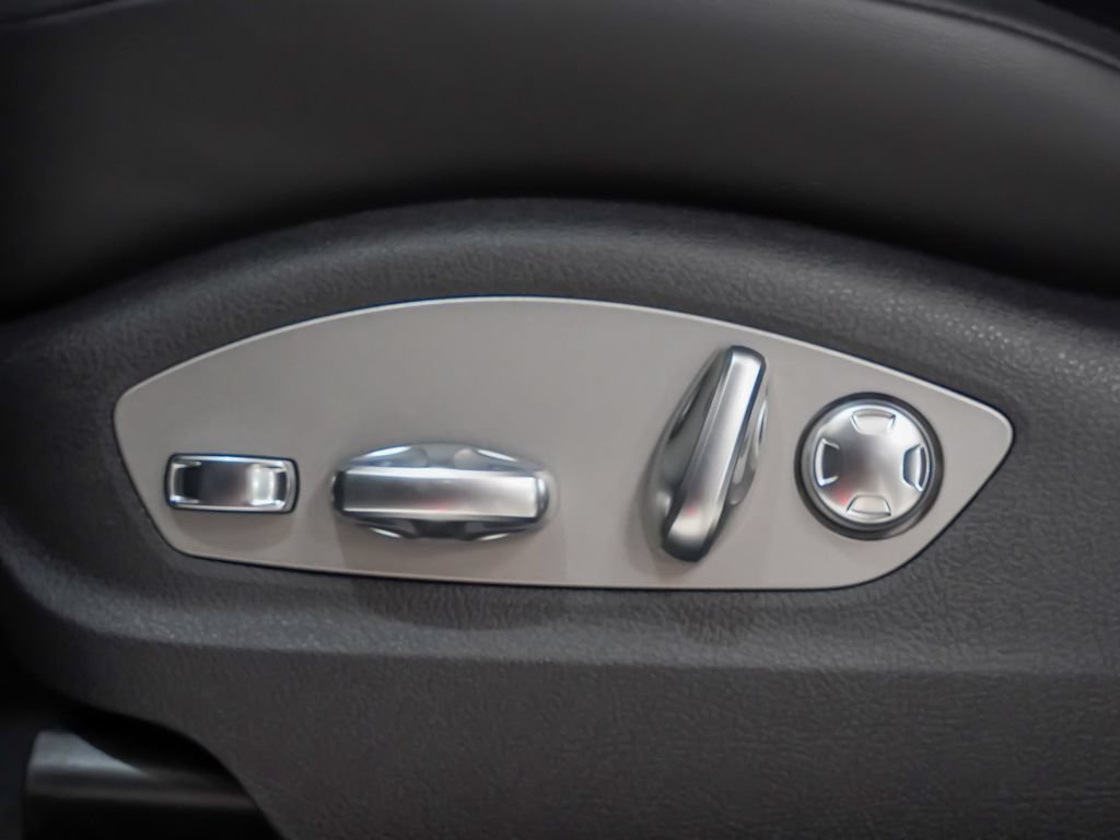Certified 2026 Porsche Macan AWD/4WD image 24