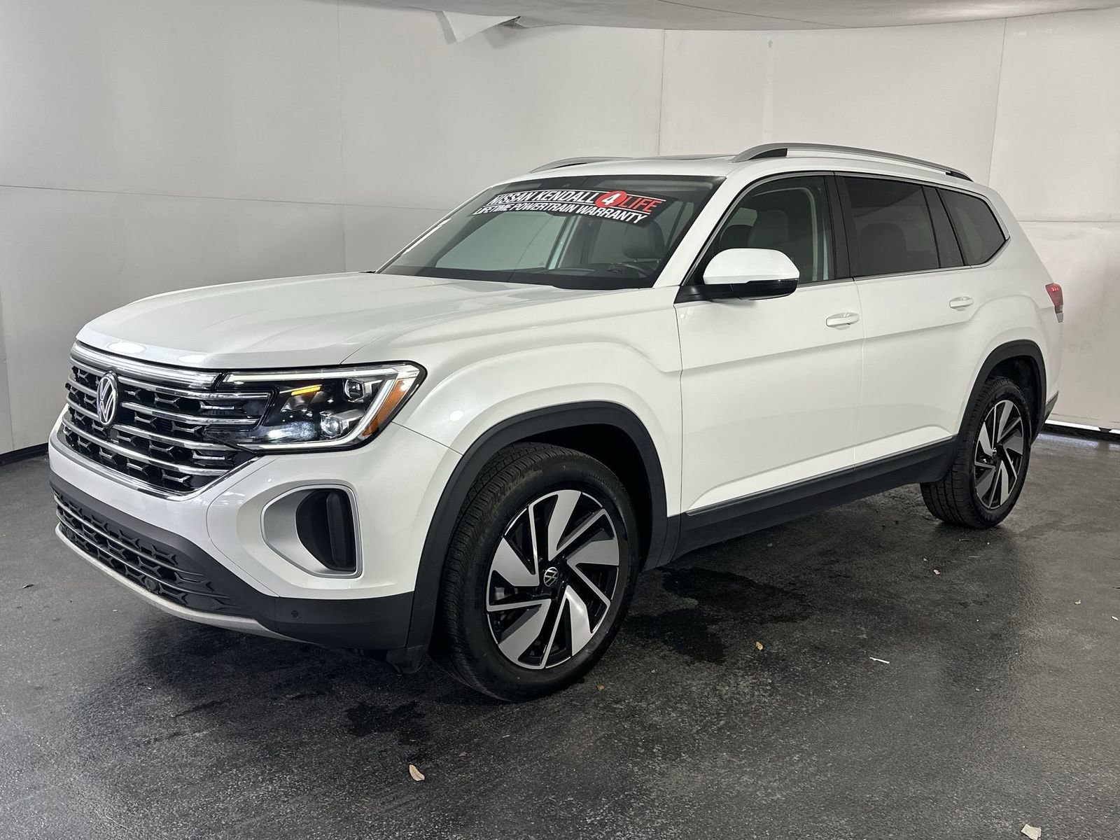 Used 2025 Volkswagen Atlas SEL AWD/4WD image 4
