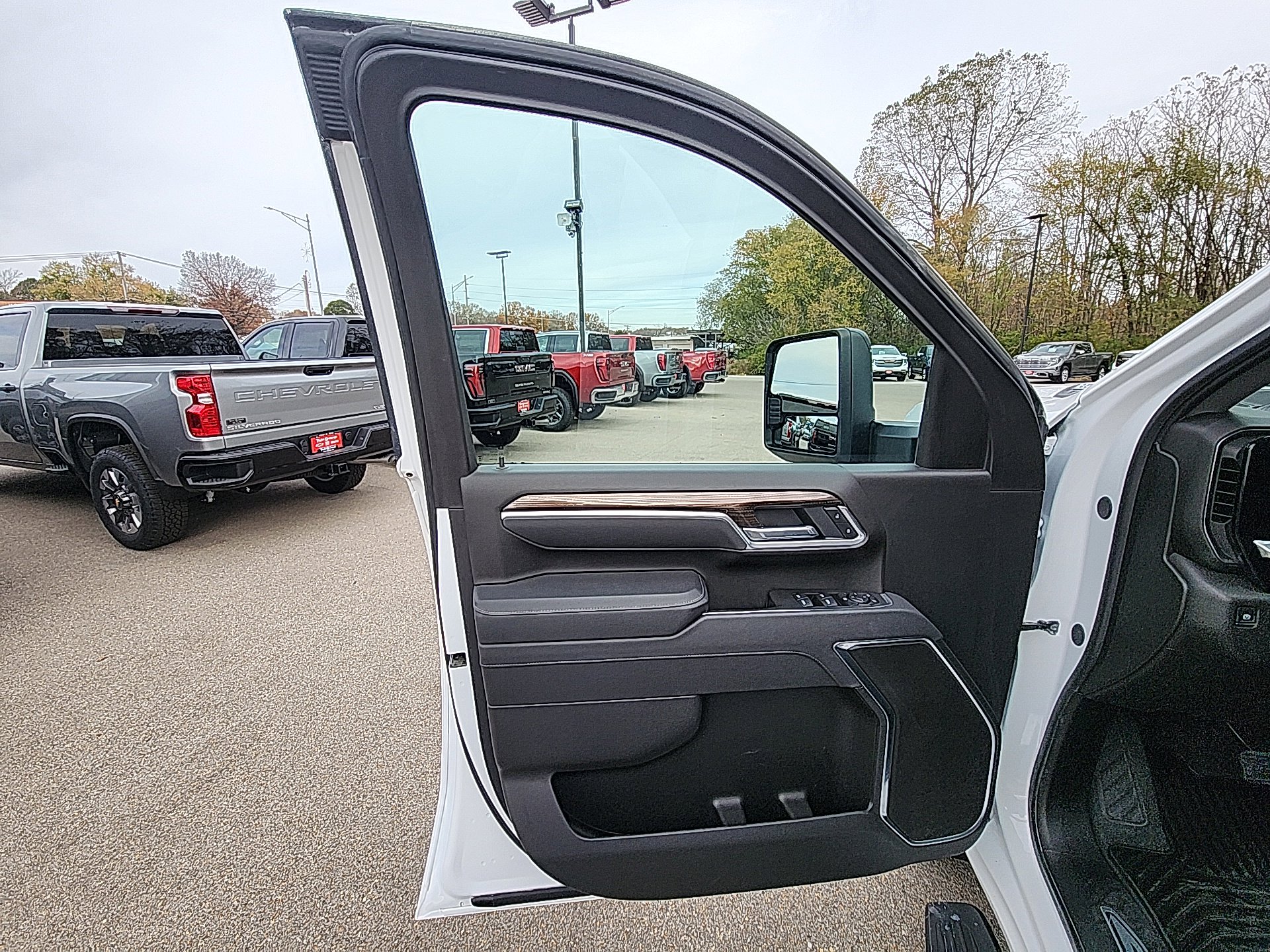 Used 2025 Chevrolet Silverado 2500 LT w/ Convenience Package image 13