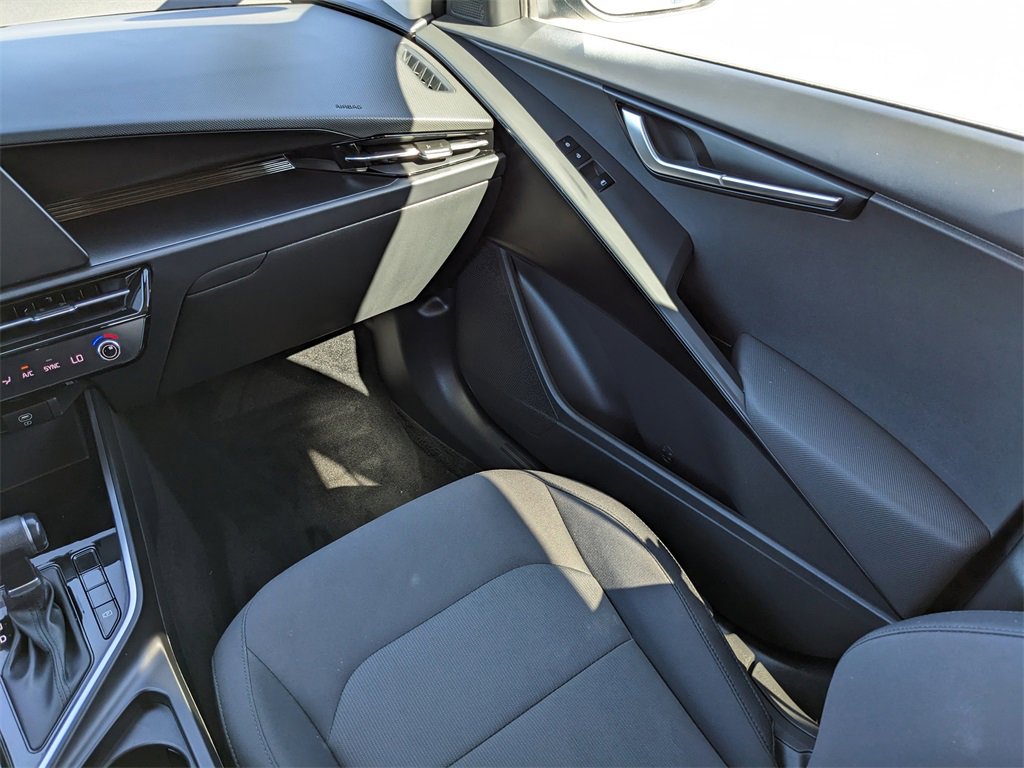 Used 2025 Kia Niro LX image 18