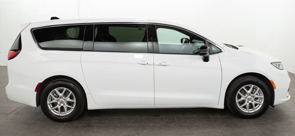 Used 2025 Chrysler Pacifica Select FWD image 15