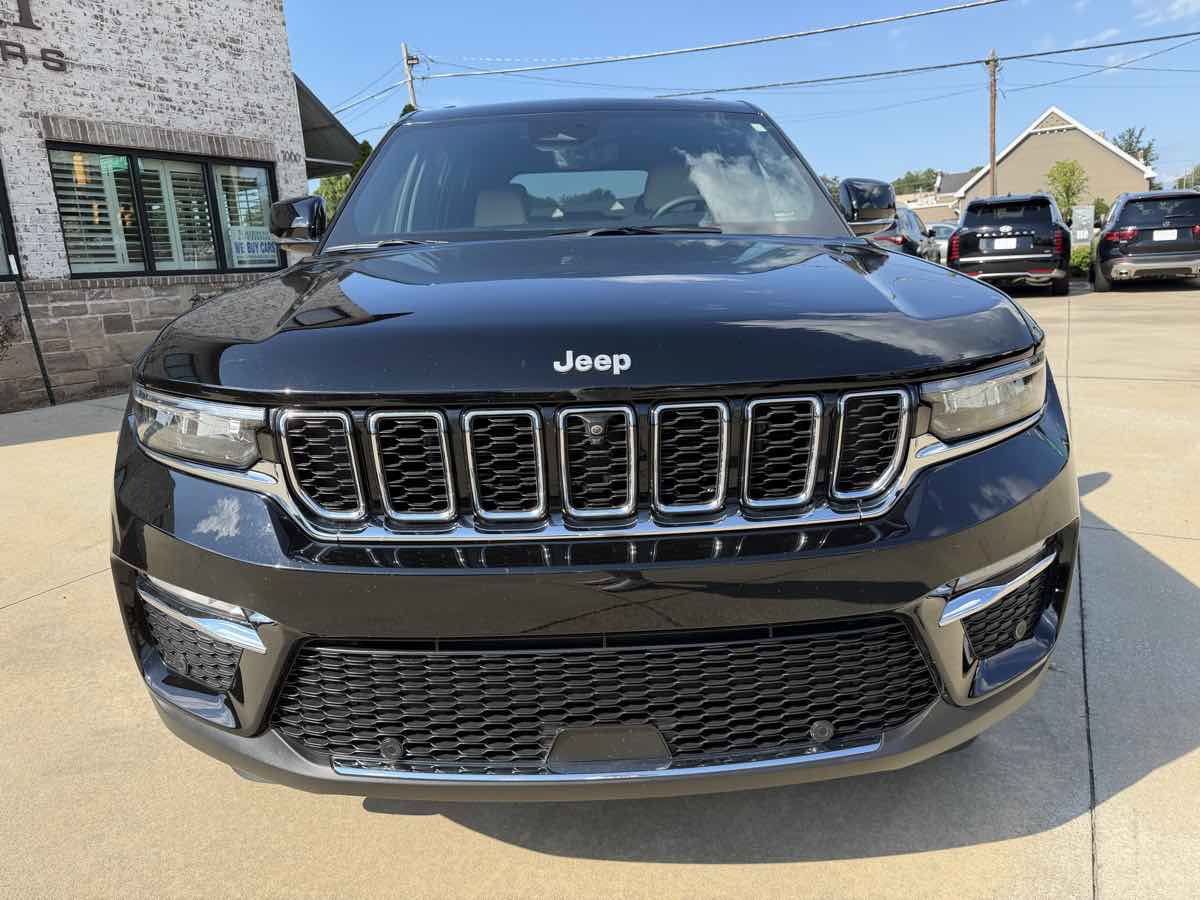 Used 2025 Jeep Grand Cherokee Limited w/ Luxury Tech Group II AWD/4WD image 3