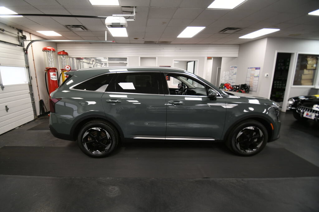 Used 2025 Kia Sorento EX AWD/4WD image 9