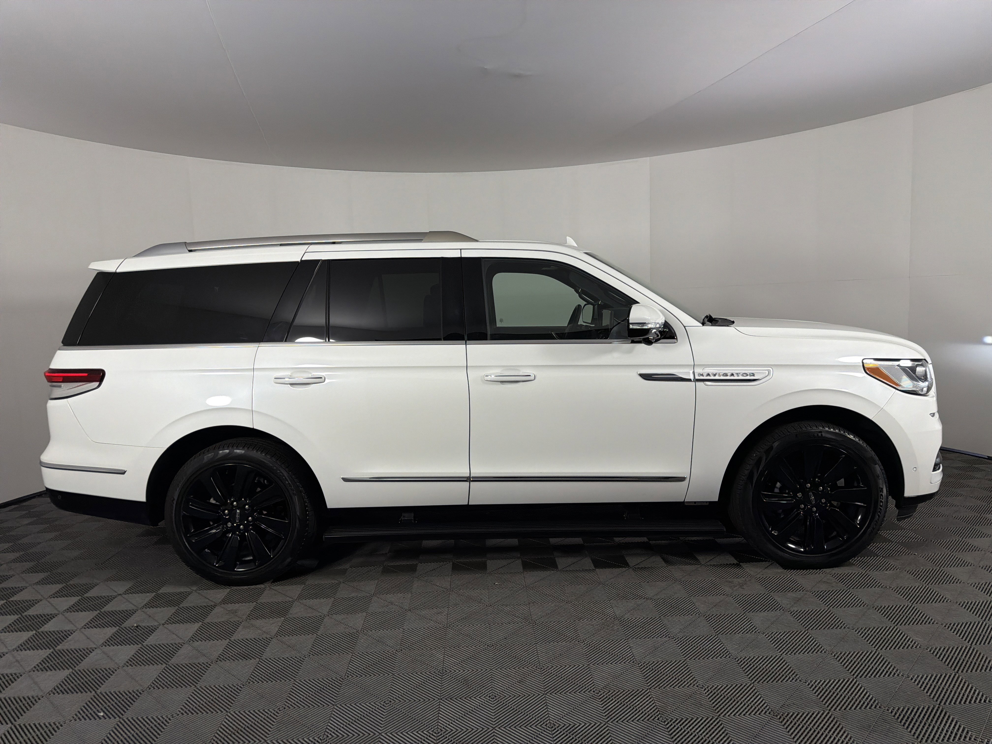 Used 2024 Lincoln Navigator Reserve image 32