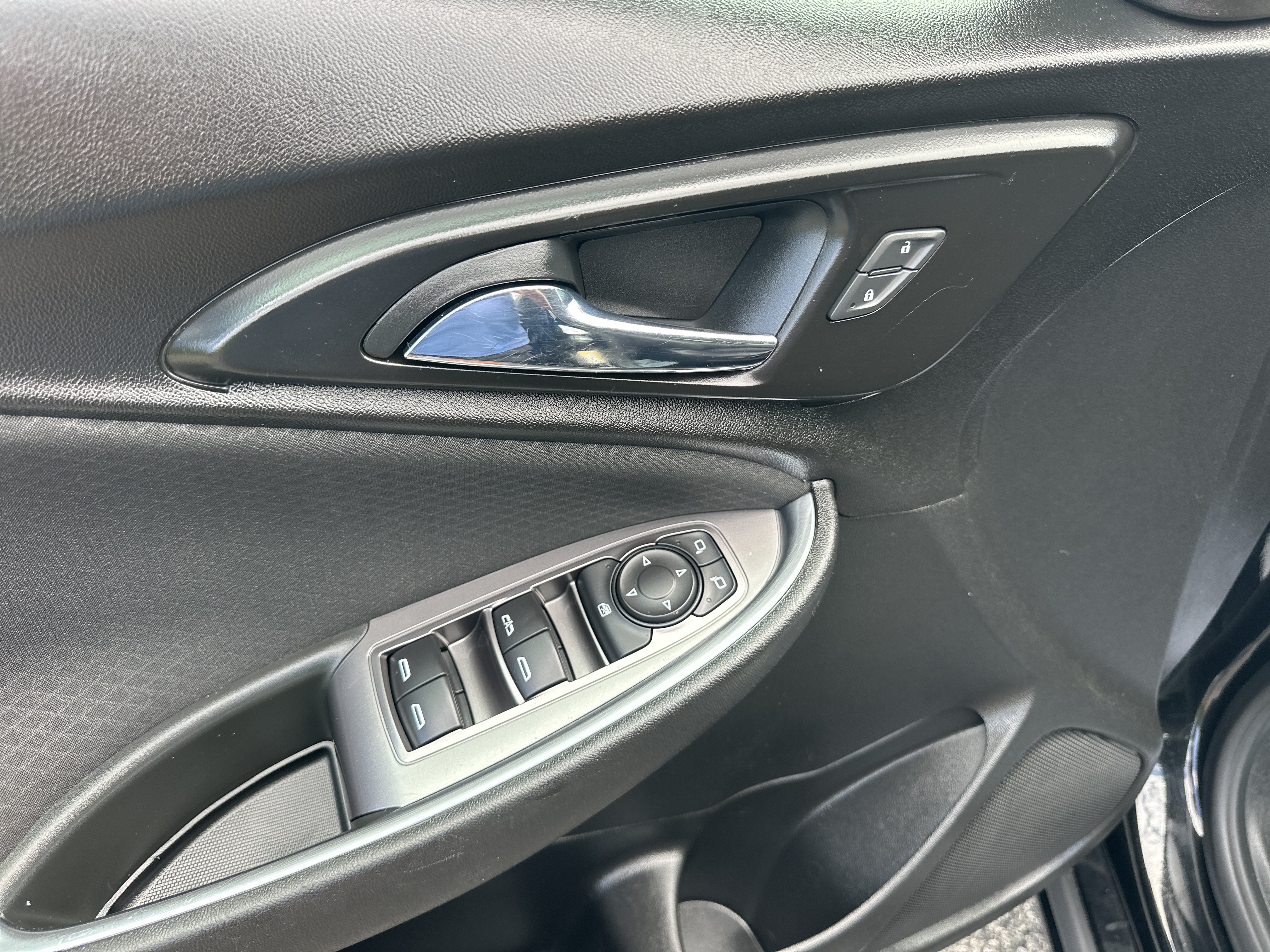 Used 2021 Chevrolet Malibu LT FWD image 9