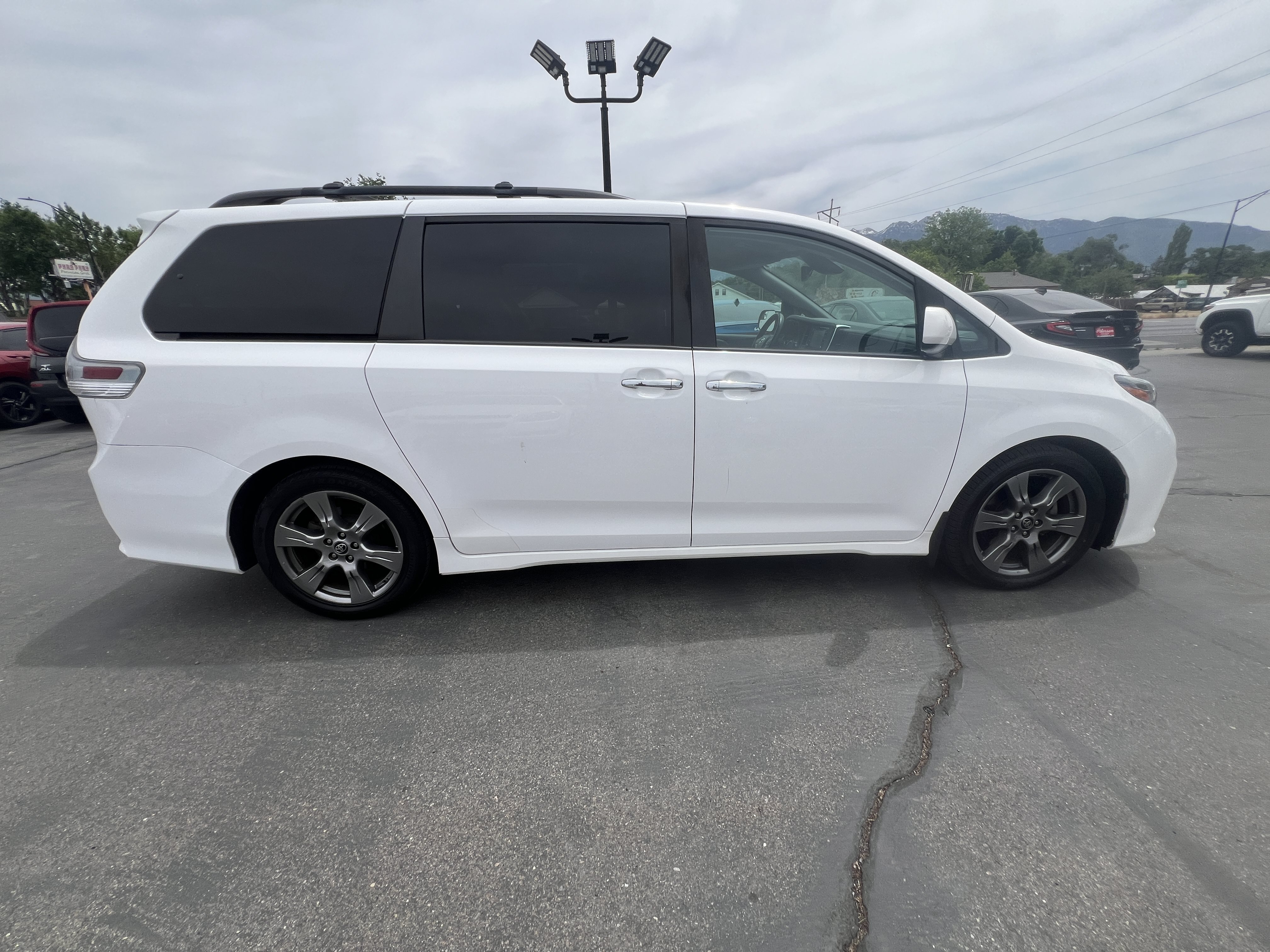 Used 2019 Toyota Sienna SE w/ Carpet Mat Package FWD image 4