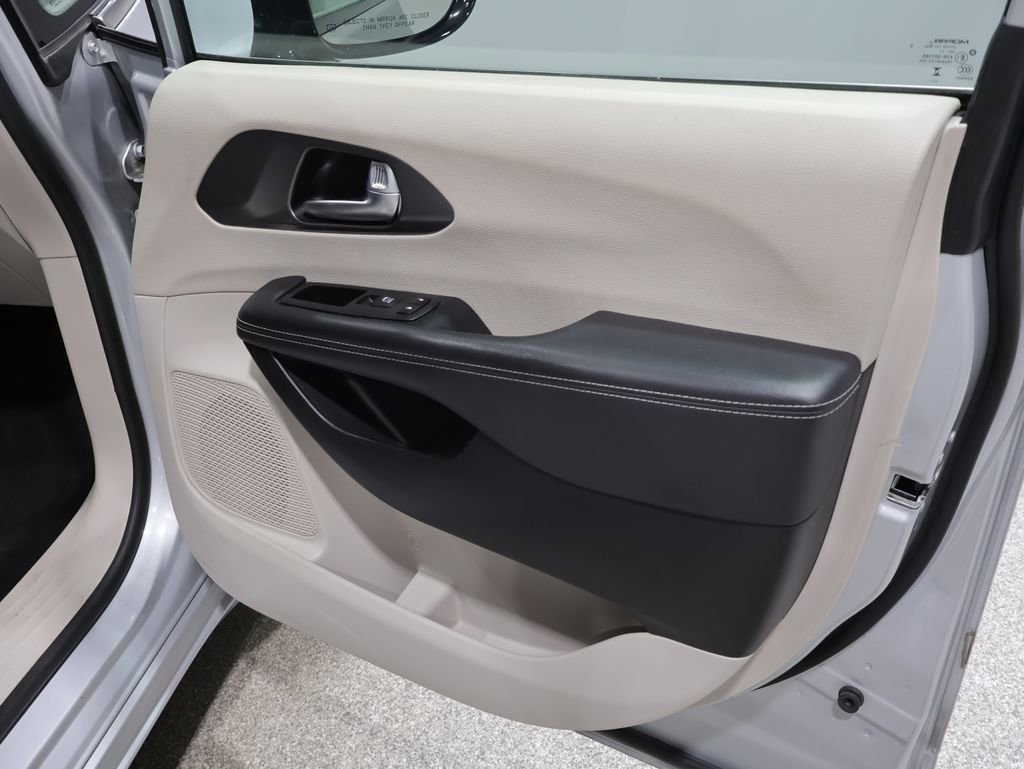Used 2024 Chrysler Pacifica Touring-L FWD image 26
