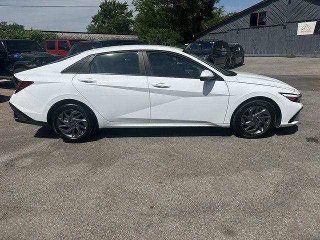 Used 2024 Hyundai Elantra SEL FWD image 4