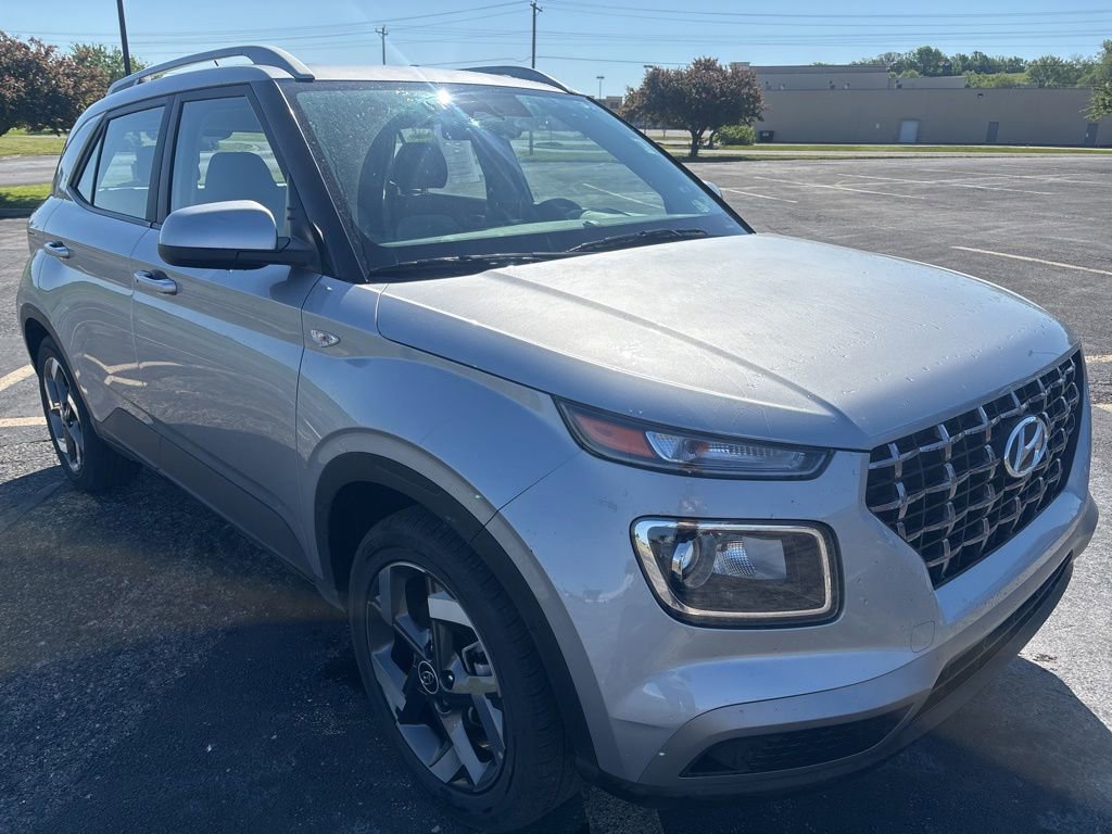 Used 2025 Hyundai Venue SEL FWD image 3