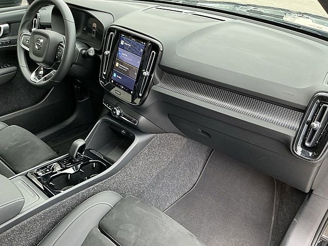 Certified 2025 Volvo XC40 B5 Plus image 21