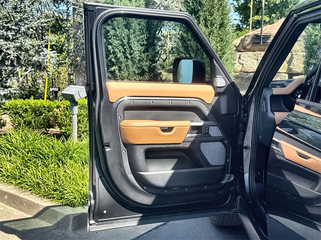 Used 2024 Land Rover Defender 130 X image 17