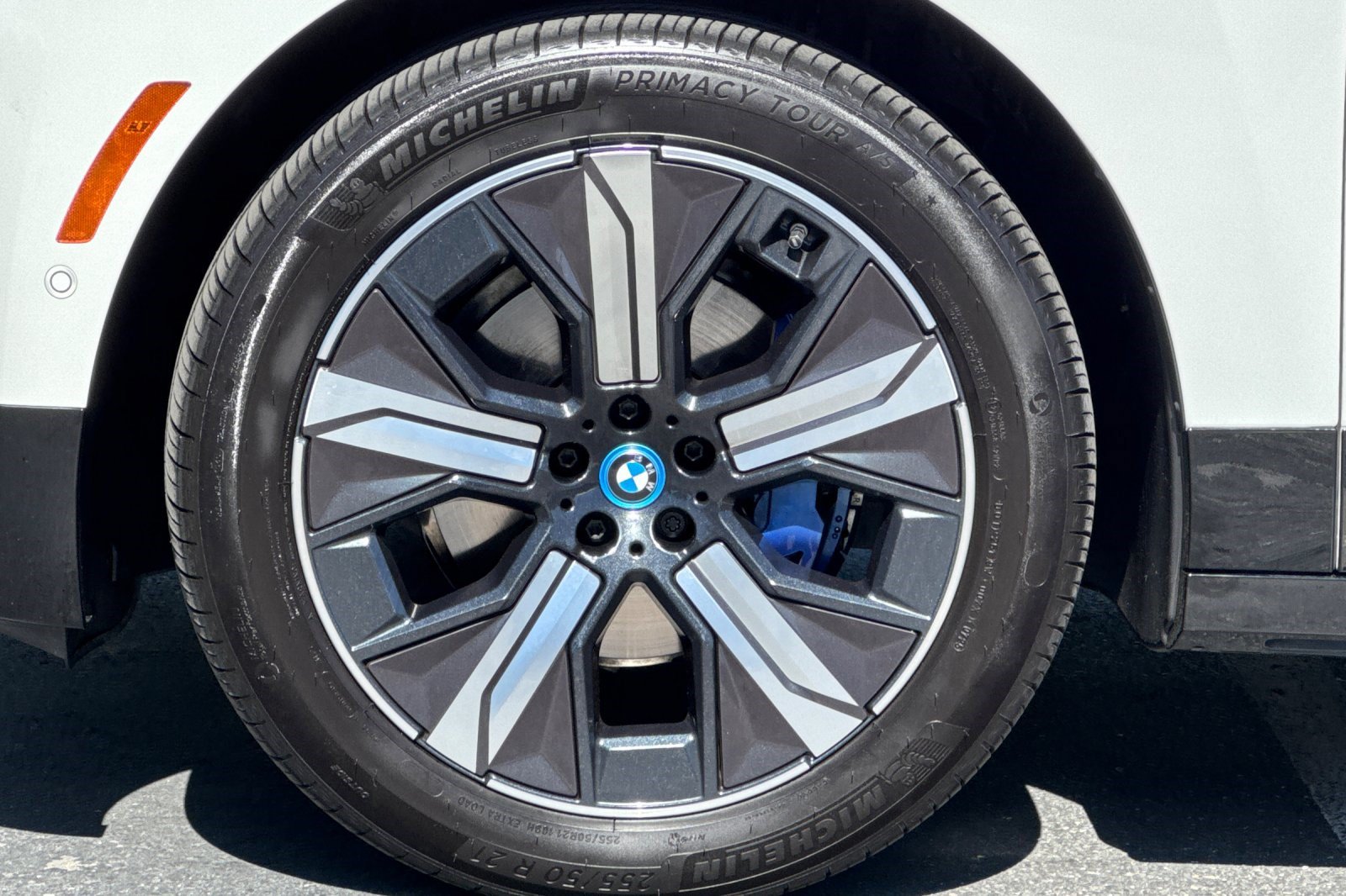 Used 2024 BMW iX xDrive50 w/ Sport Package AWD/4WD image 39