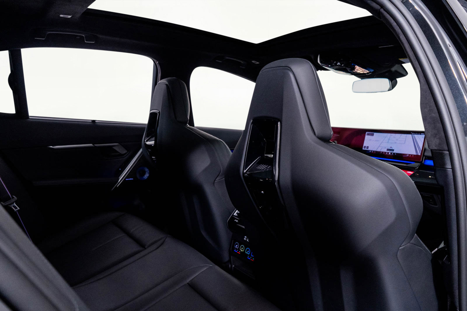 Used 2025 BMW M5 w/ Executive Package image 39