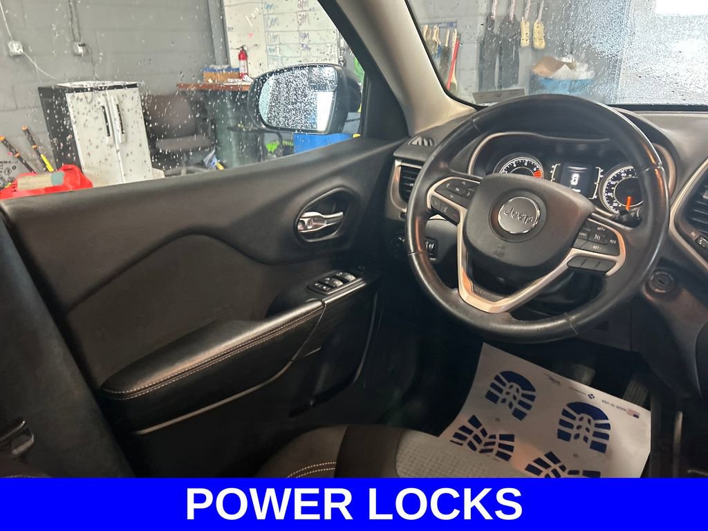 Used 2016 Jeep Cherokee Latitude FWD image 9