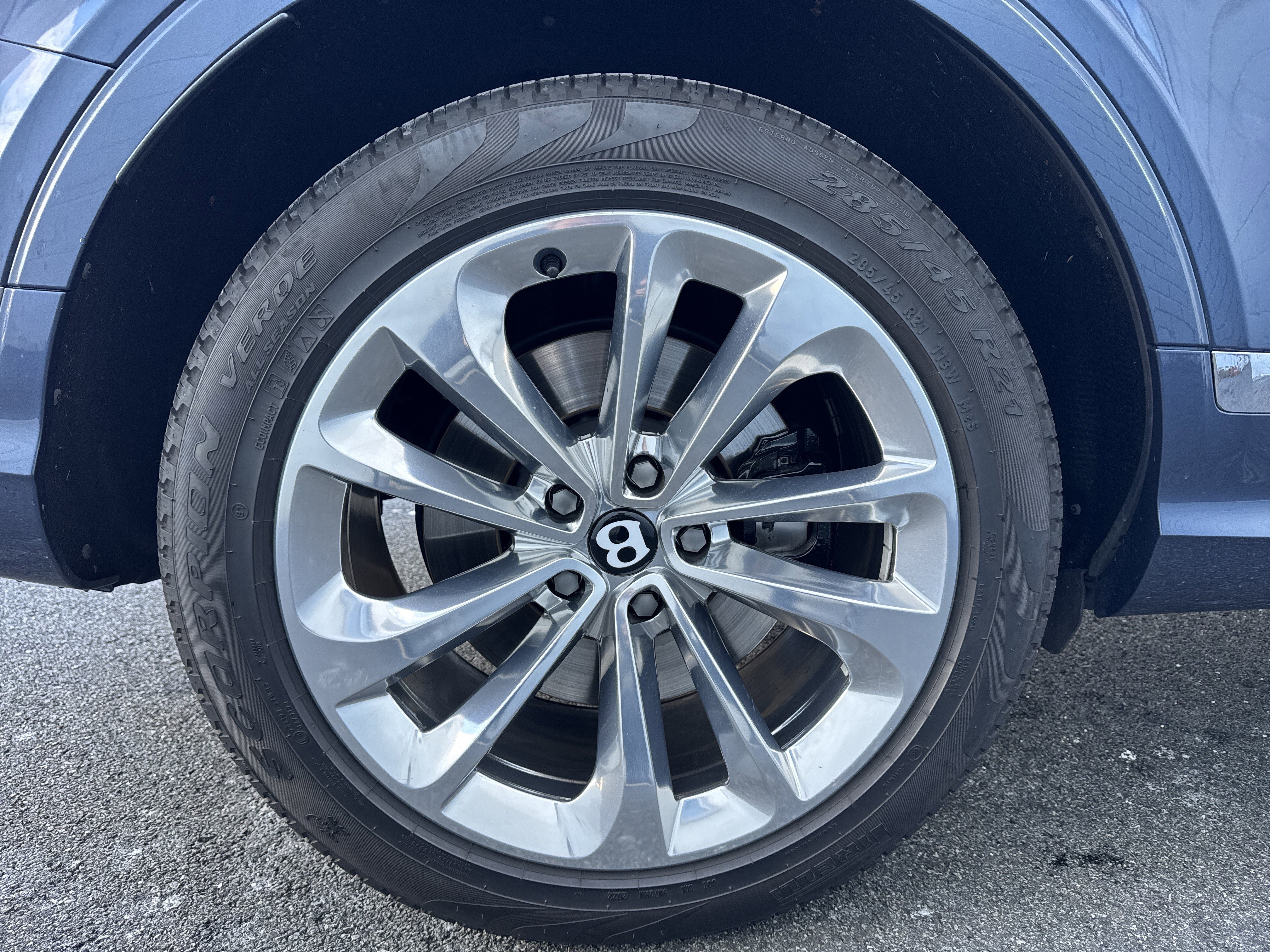 Used 2022 Bentley Bentayga V8 image 30