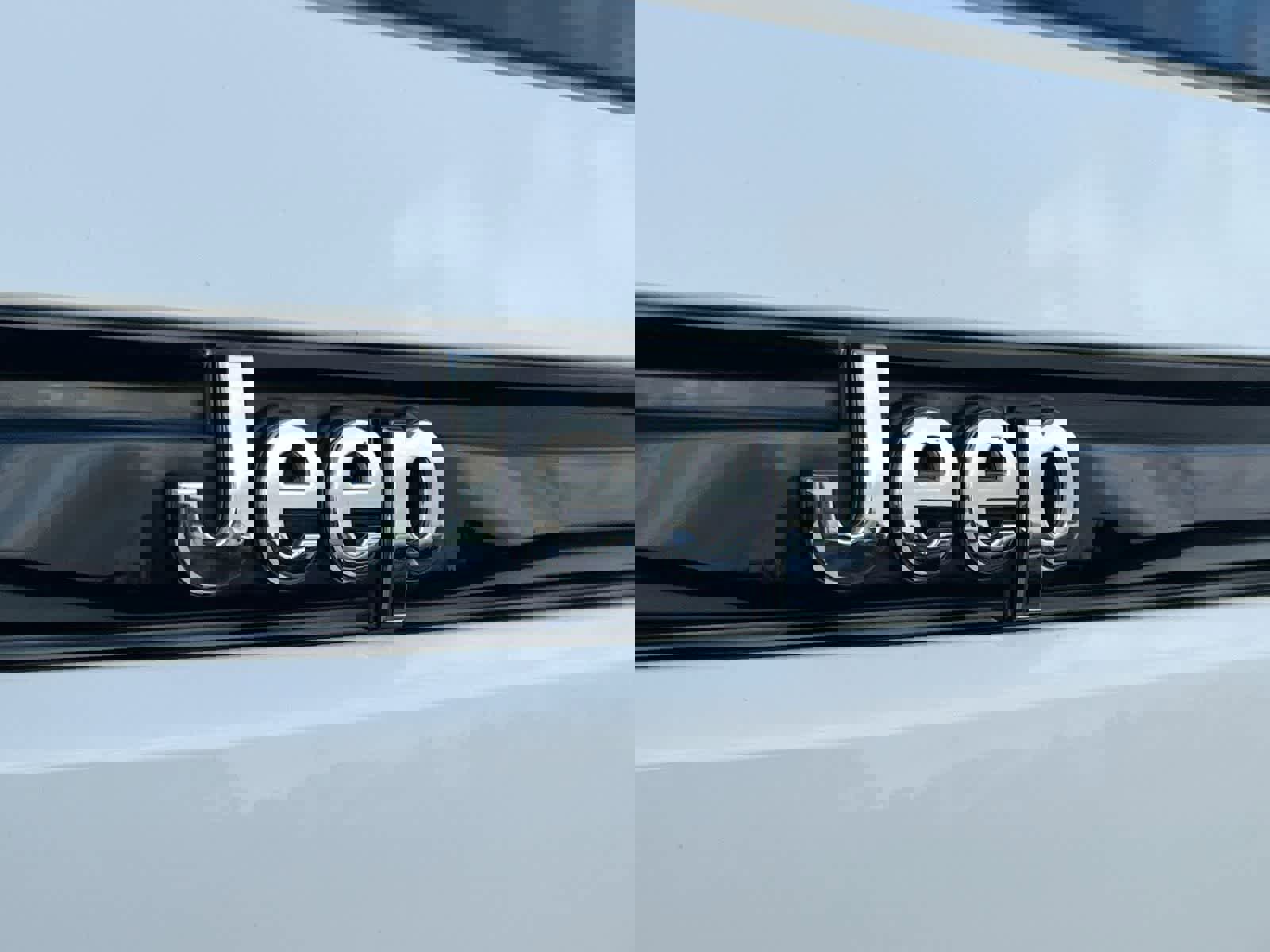 Used 2022 Jeep Grand Cherokee Overland image 12