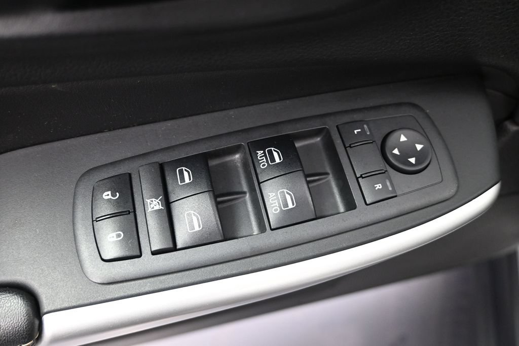 Used 2018 Jeep Cherokee Latitude Plus w/ Cold Weather Group AWD/4WD image 10