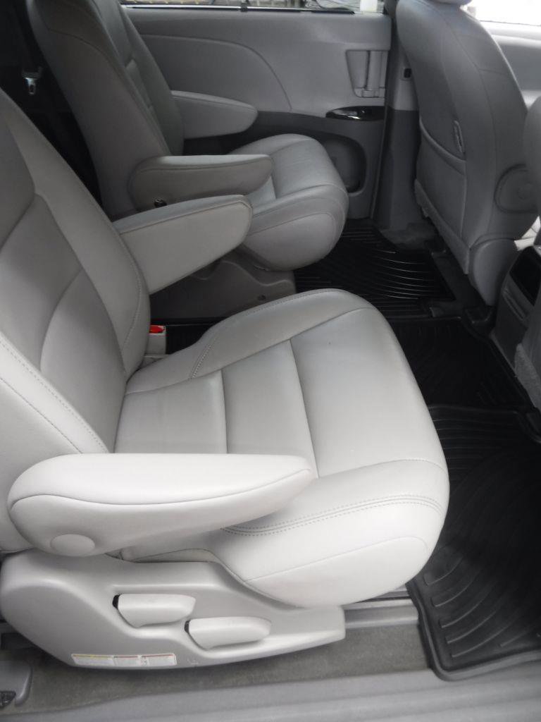Used 2017 Toyota Sienna AWD image 29