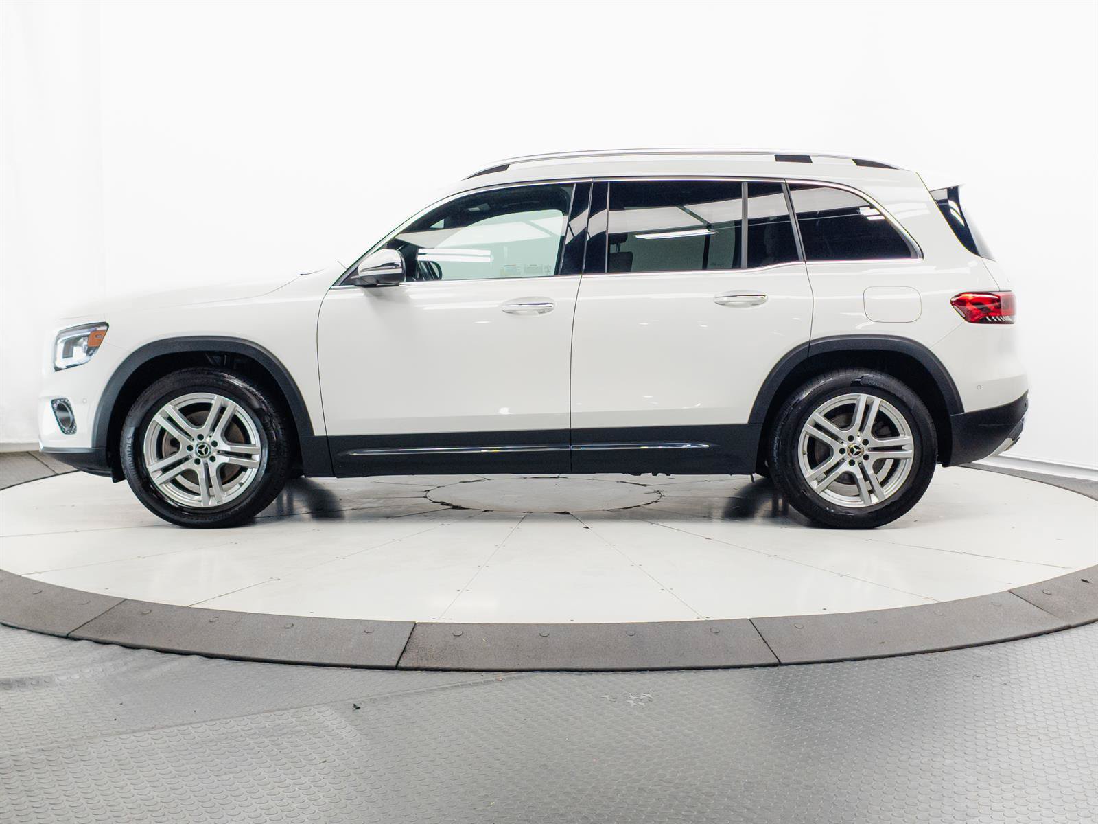 Used 2021 Mercedes-Benz GLB 250 4MATIC image 8