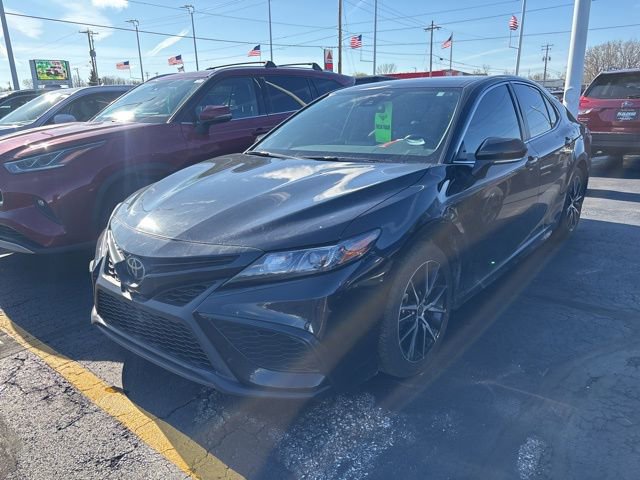 Used 2024 Toyota Camry SE image 3