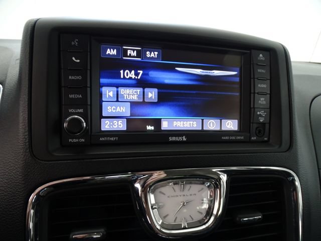 Used 2013 Chrysler Town & Country Touring FWD image 13