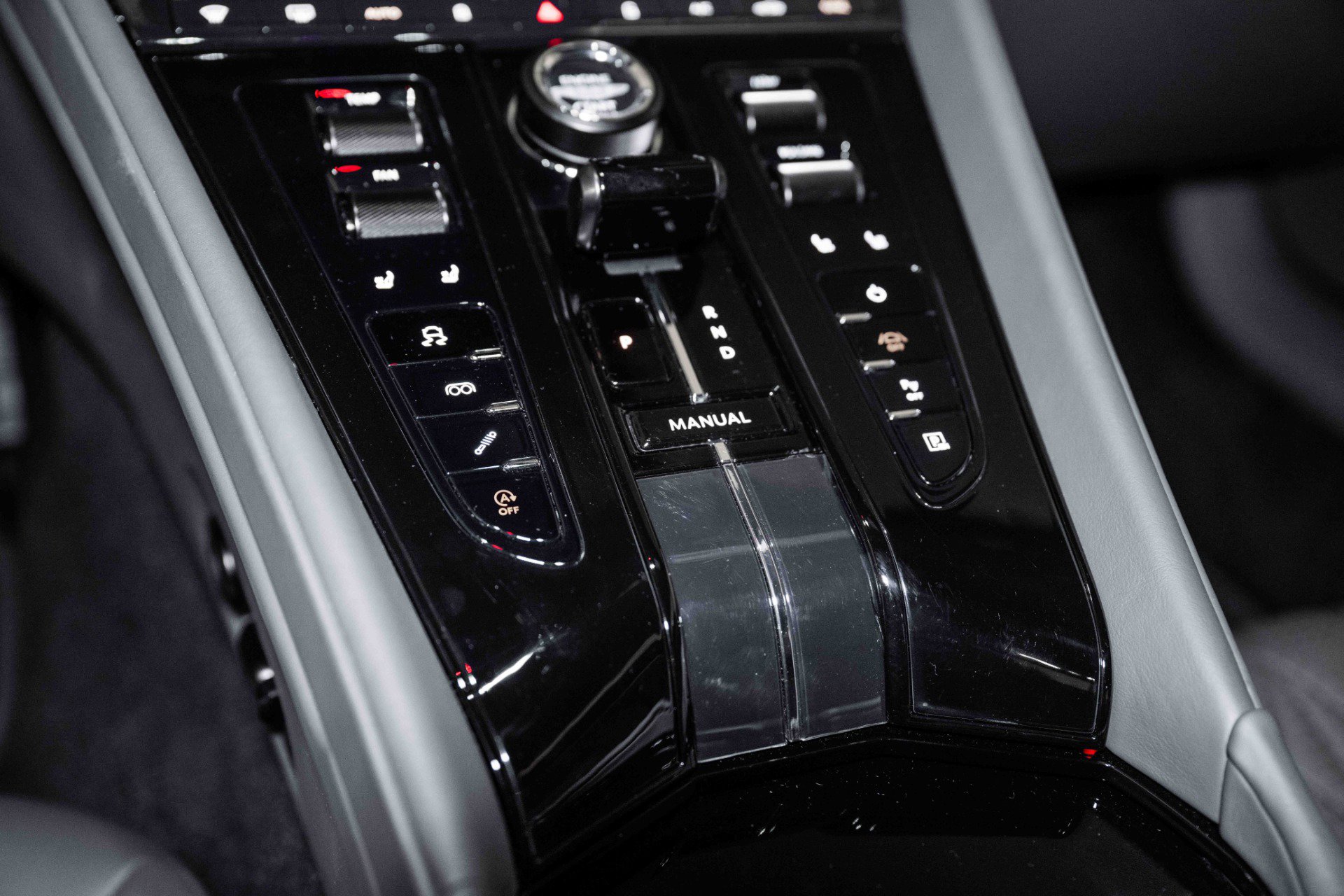 Used 2024 Aston Martin DB12 Coupe image 27