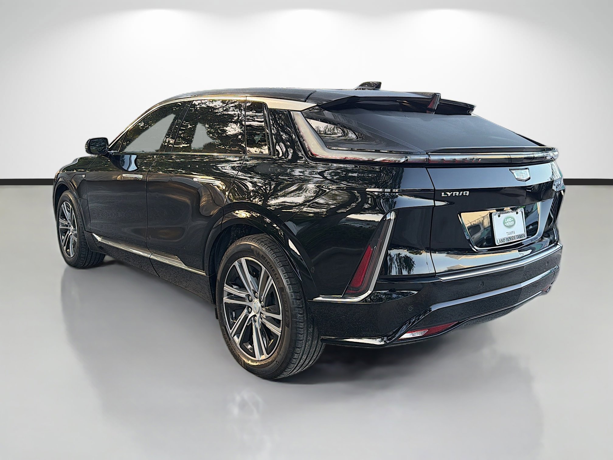 Used 2024 Cadillac Lyriq Luxury AWD/4WD image 3