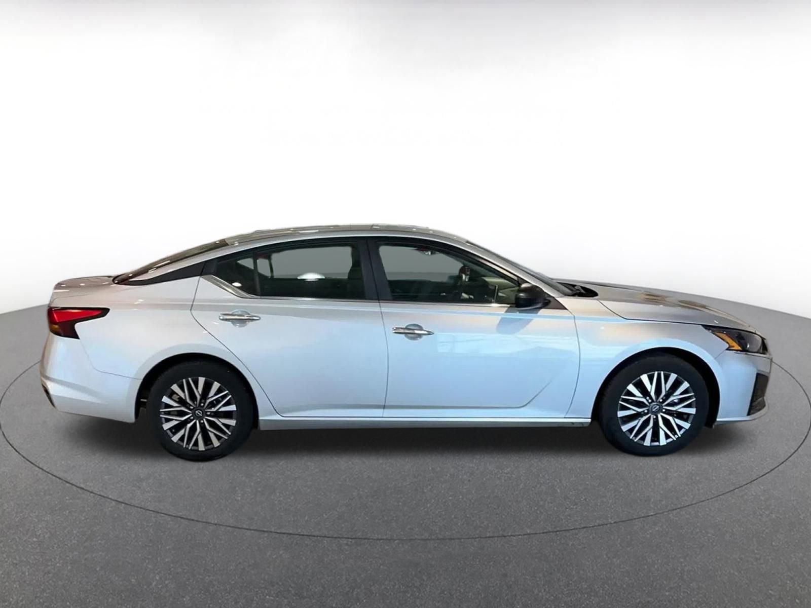Used 2025 Nissan Altima 2.5 SV image 16
