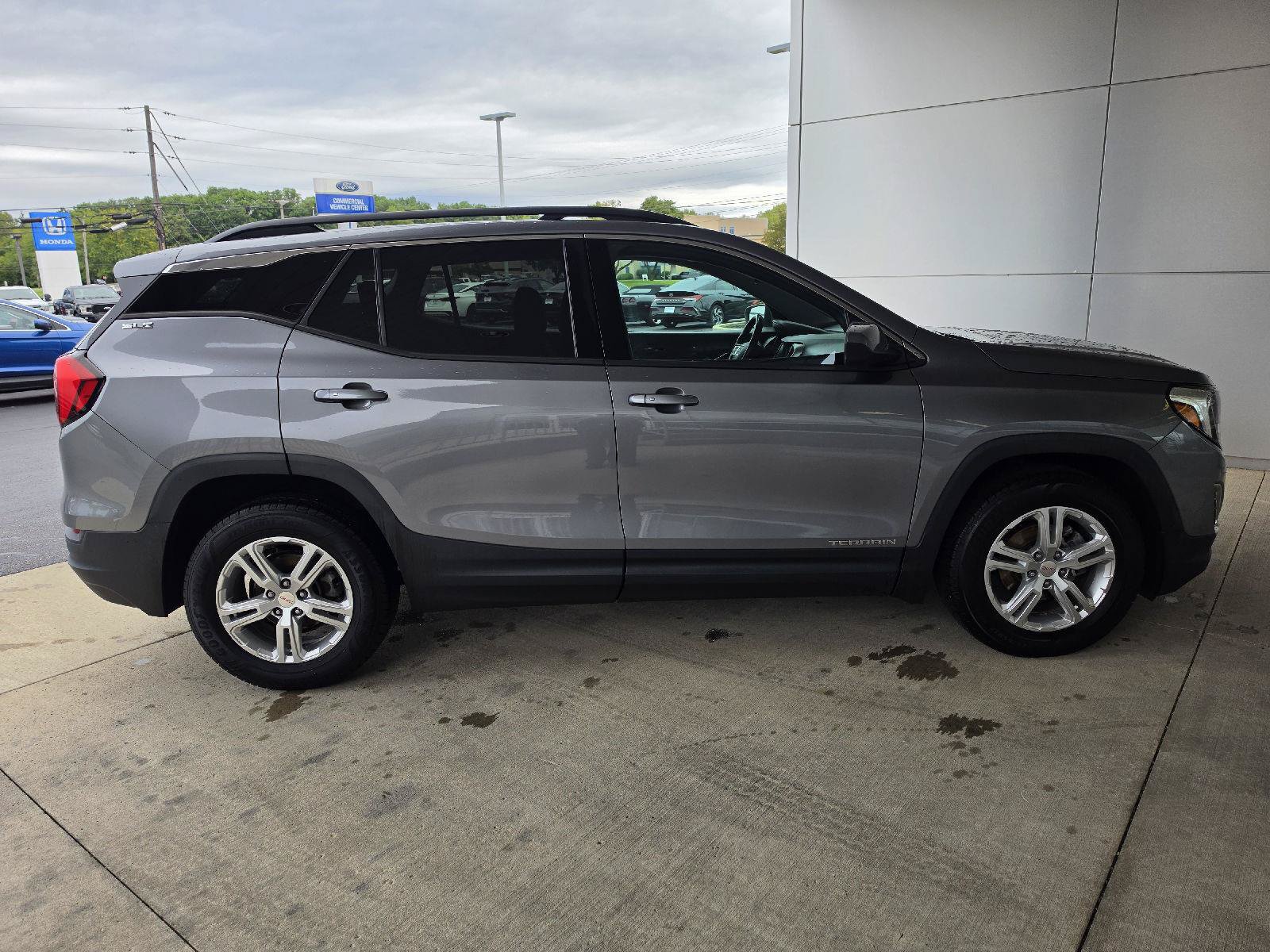 Used 2018 GMC Terrain SLE w/ Driver Convenience Package FWD image 4