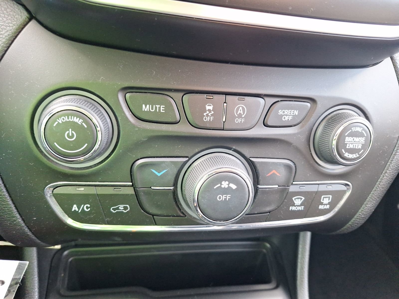 Used 2019 Jeep Cherokee Latitude w/ Popular Appearance Group image 27