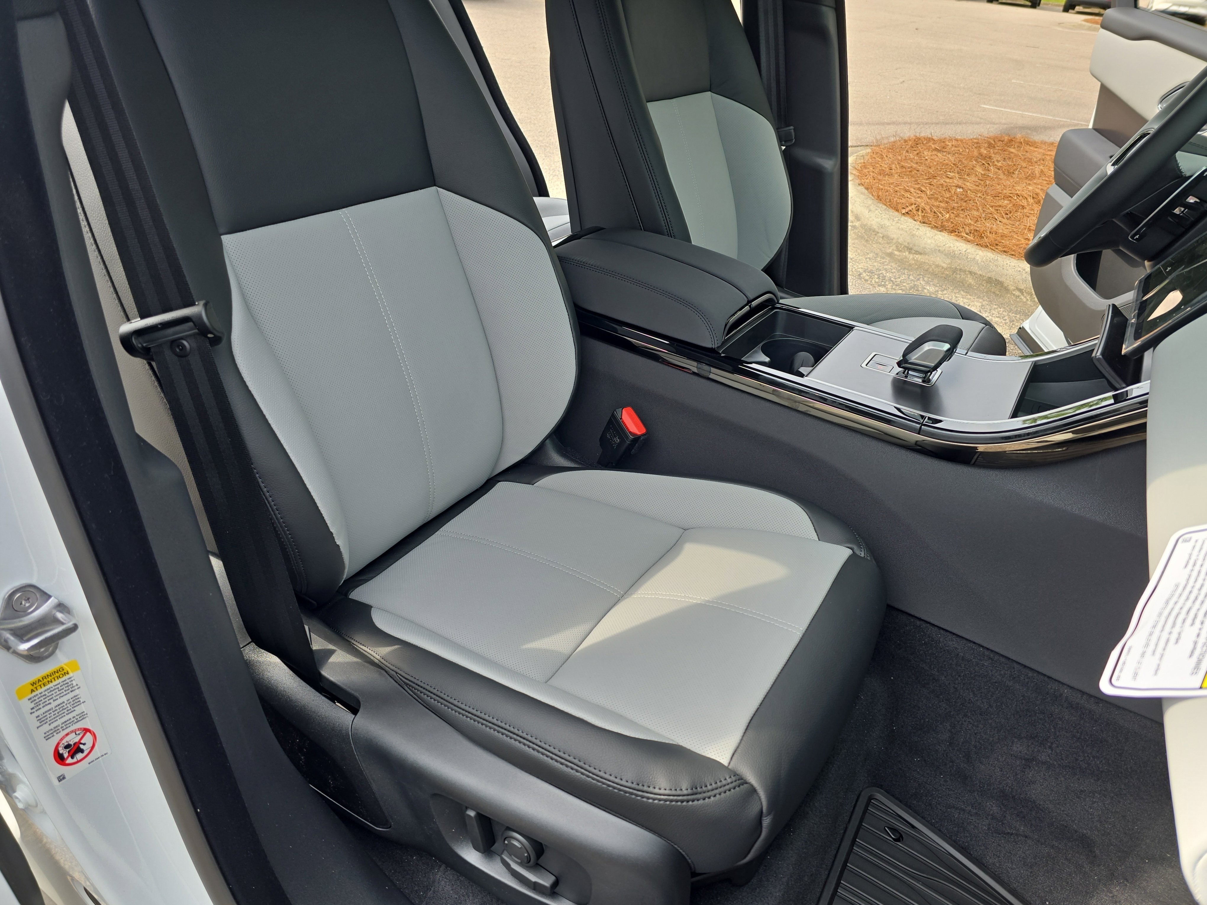 New 2026 Land Rover Range Rover Velar Dynamic SE image 10