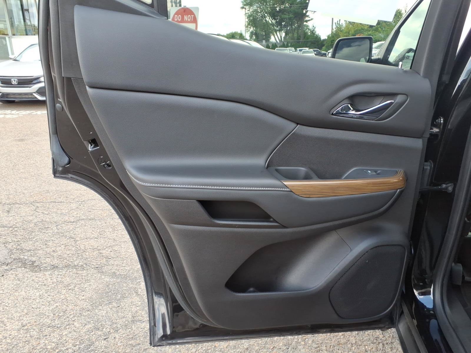 Certified 2023 GMC Acadia SLE w/ Driver Convenience Package AWD/4WD image 24