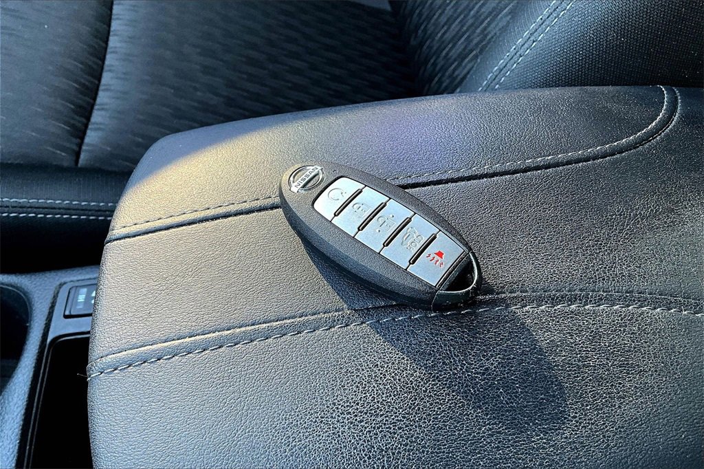 Used 2019 Nissan Rogue SV image 11