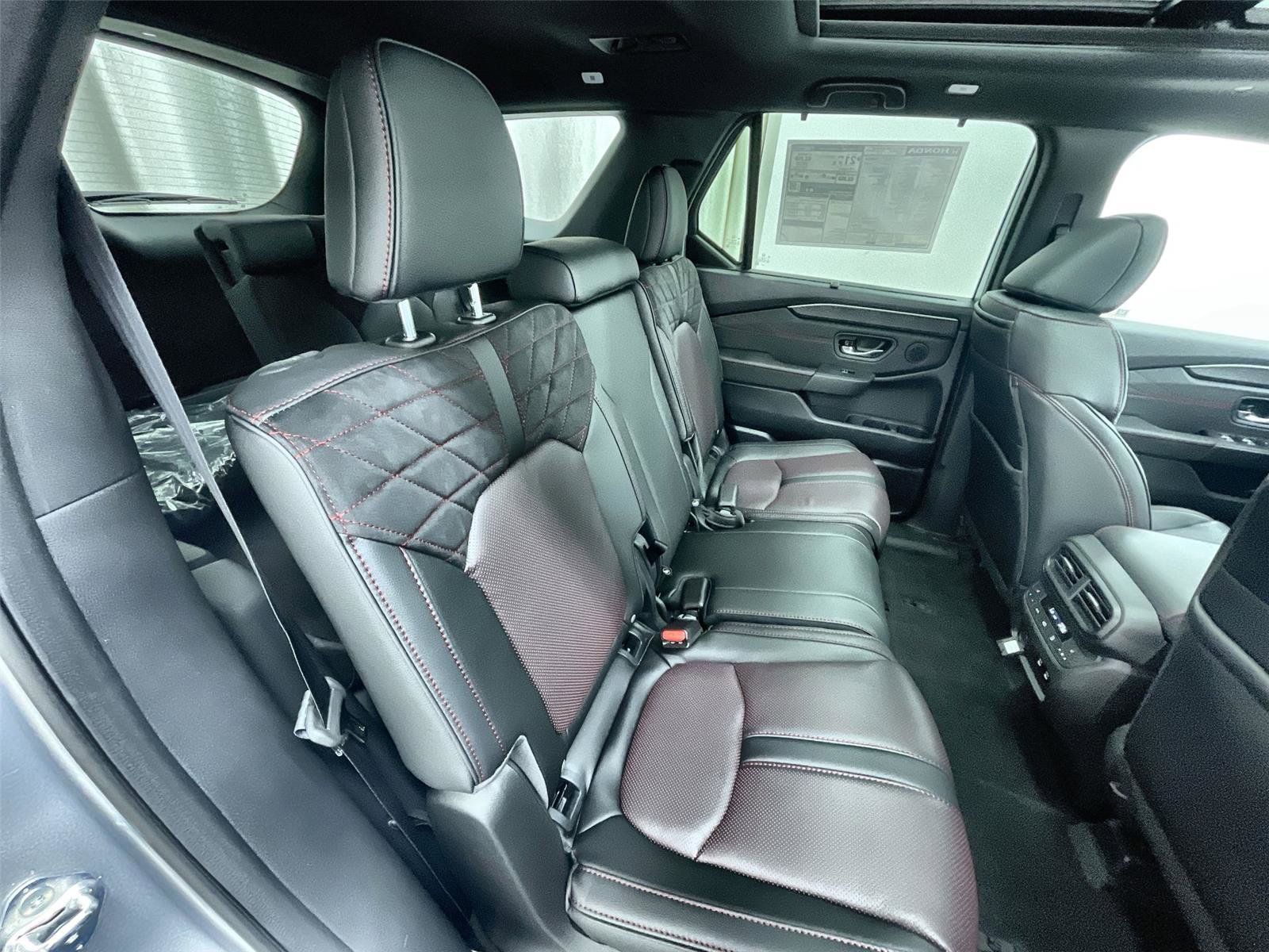 New 2026 Honda Pilot Black Edition image 33