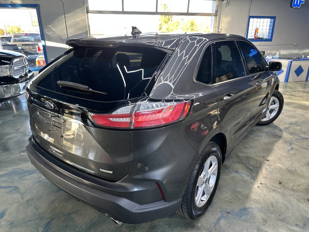 Used 2019 Ford Edge SE image 2