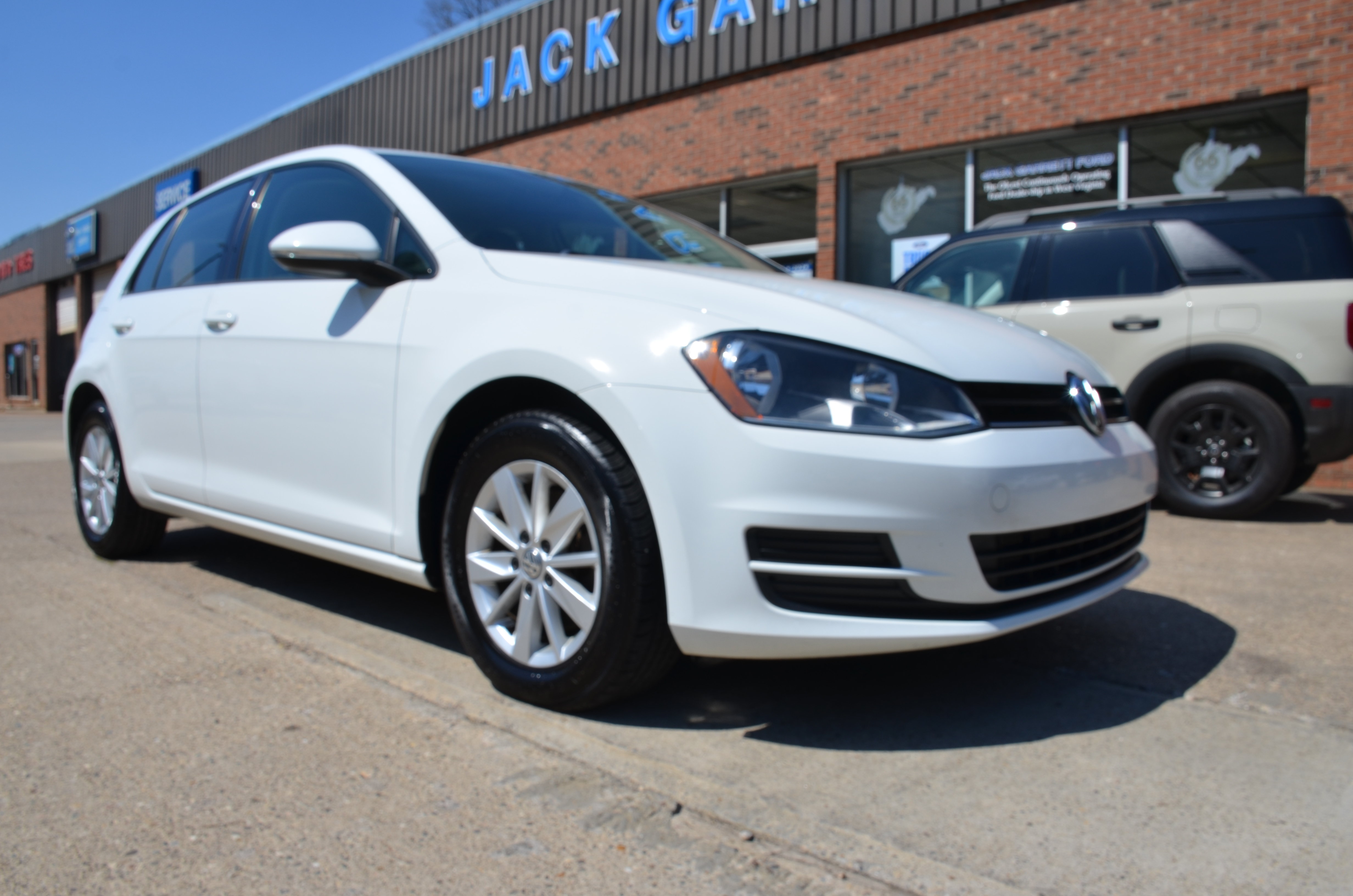 Used 2016 Volkswagen Golf S FWD image 1