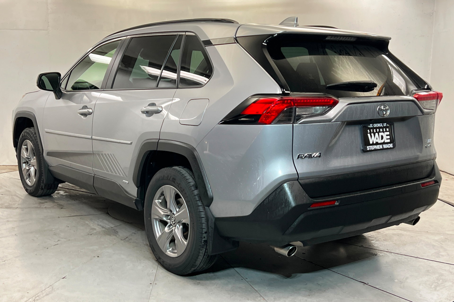 Used 2025 Toyota RAV4 LE AWD/4WD image 3