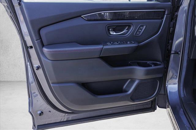 Used 2025 Honda Pilot Black Edition image 12
