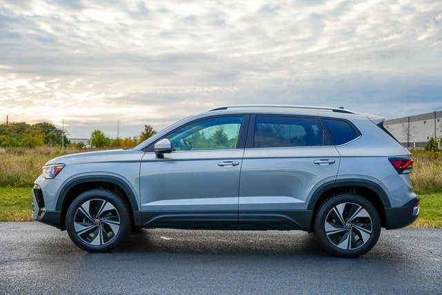 Certified 2025 Volkswagen Taos SE w/ Panoramic Sunroof Package image 24