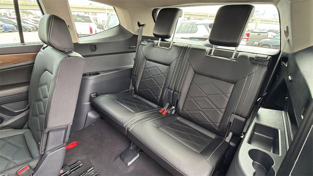 Used 2025 Volkswagen Atlas SE image 18