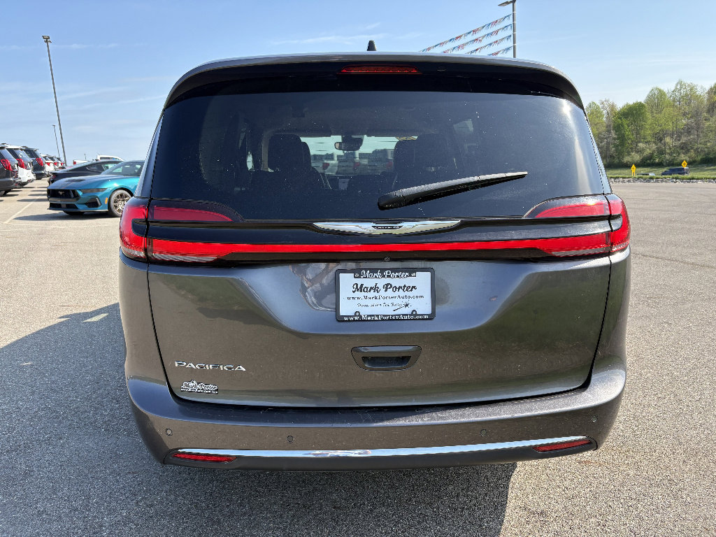 Used 2023 Chrysler Pacifica Touring-L image 4