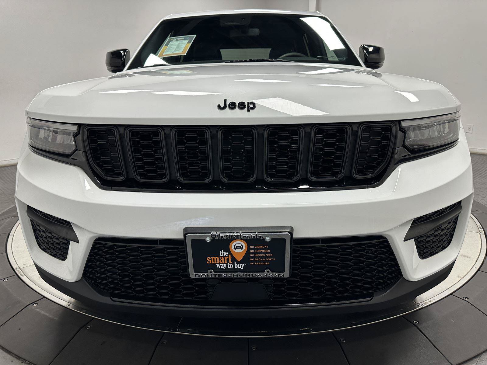 Used 2023 Jeep Grand Cherokee Altitude AWD/4WD image 5