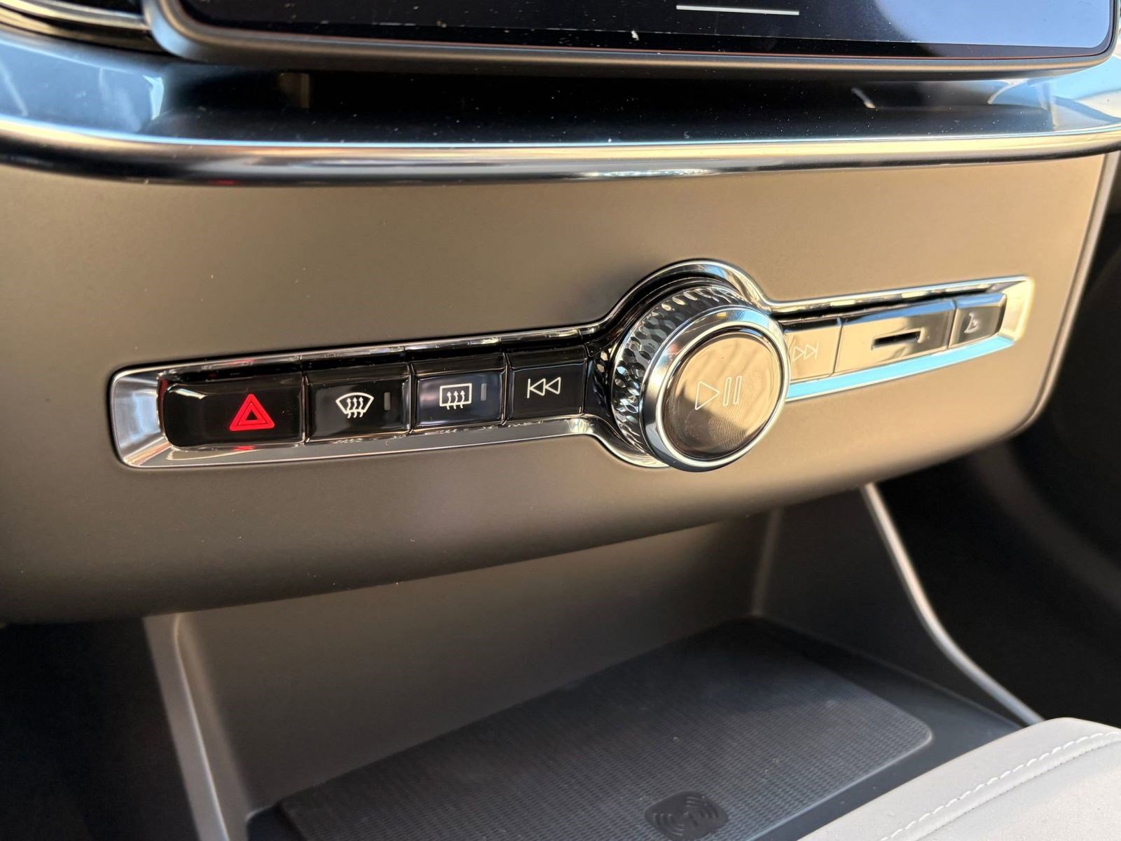 New 2026 Volvo XC90 B6 Plus w/ Protection Package image 18