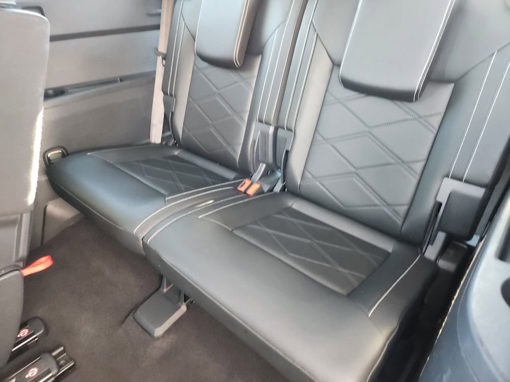 Used 2025 Volkswagen Atlas SE image 18