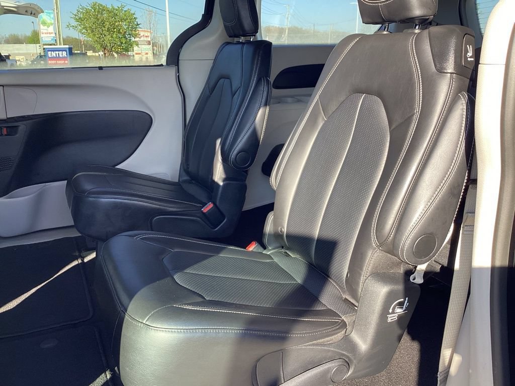 Used 2024 Chrysler Pacifica Touring-L FWD image 16