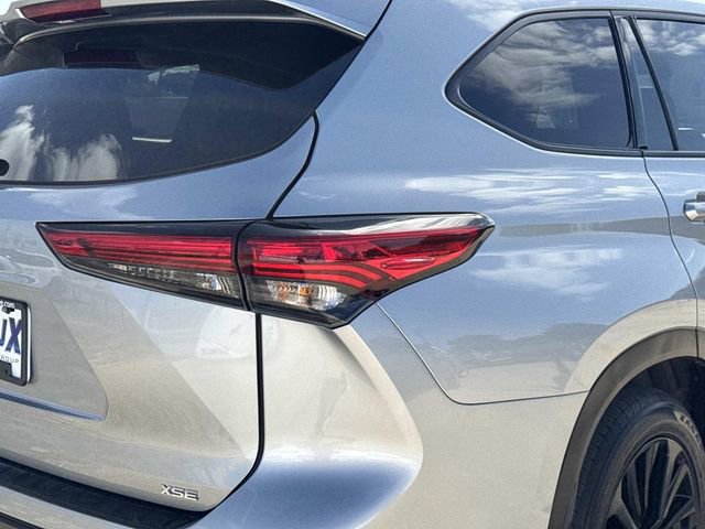 Used 2023 Toyota Highlander XSE FWD image 12