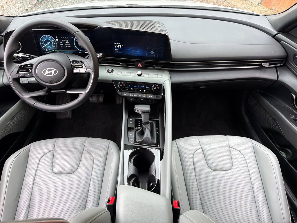 Used 2025 Hyundai Elantra Limited w/ Cargo Package image 22